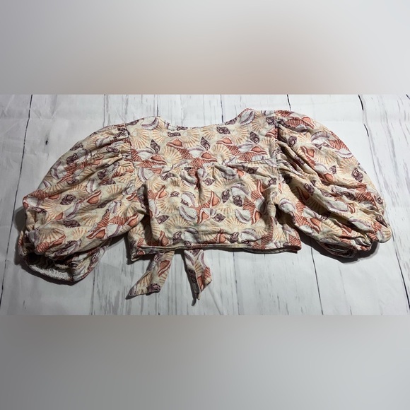 2/$20 Urban Outfitters Devon Seashell Crop - Picture 4 of 5